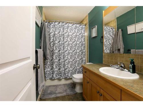 615 51 Avenue, Coalhurst, AB - Indoor Photo Showing Bathroom