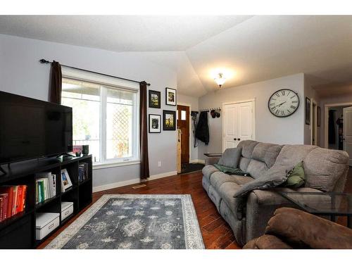 615 51 Avenue, Coalhurst, AB - Indoor Photo Showing Living Room