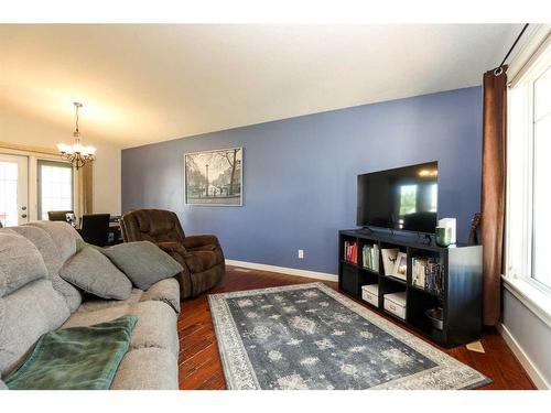 615 51 Avenue, Coalhurst, AB - Indoor Photo Showing Living Room