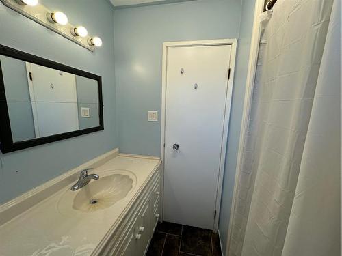 3521 Forestry Avenue South, Lethbridge, AB - Indoor Photo Showing Bathroom