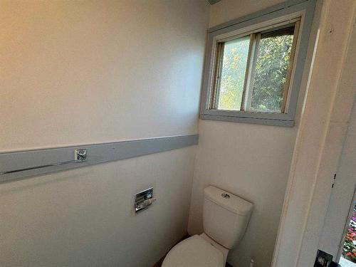 3521 Forestry Avenue South, Lethbridge, AB - Indoor Photo Showing Bathroom