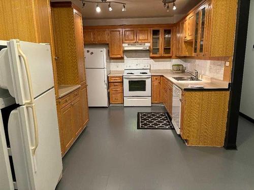 3521 Forestry Avenue South, Lethbridge, AB - Indoor Photo Showing Kitchen