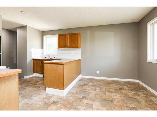 414 Stafford Bay North, Lethbridge, AB - Indoor Photo Showing Kitchen