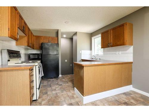 414 Stafford Bay North, Lethbridge, AB - Indoor Photo Showing Kitchen