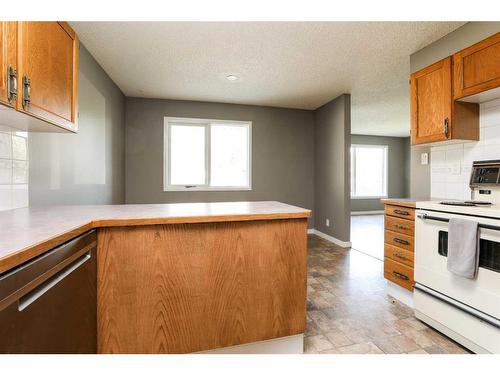 414 Stafford Bay North, Lethbridge, AB - Indoor Photo Showing Kitchen