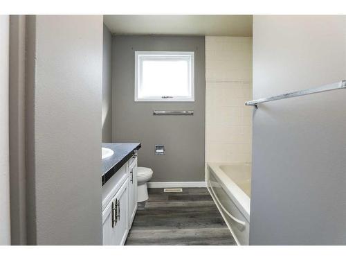 414 Stafford Bay North, Lethbridge, AB - Indoor Photo Showing Bathroom