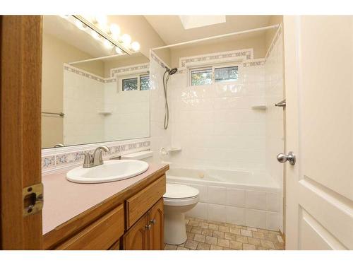 5407 52 Street, Taber, AB - Indoor Photo Showing Bathroom