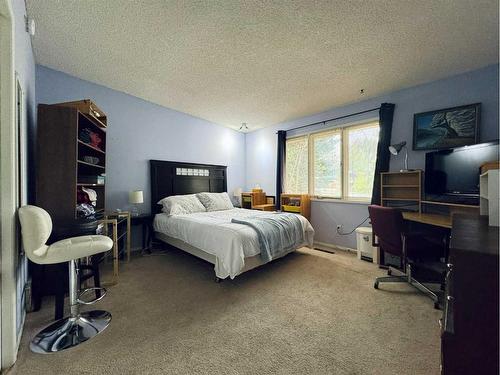 13 Dalhousie Road West, Lethbridge, AB - Indoor Photo Showing Bedroom