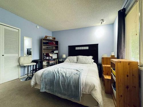 13 Dalhousie Road West, Lethbridge, AB - Indoor Photo Showing Bedroom