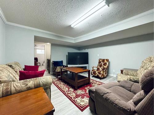 13 Dalhousie Road West, Lethbridge, AB - Indoor Photo Showing Living Room