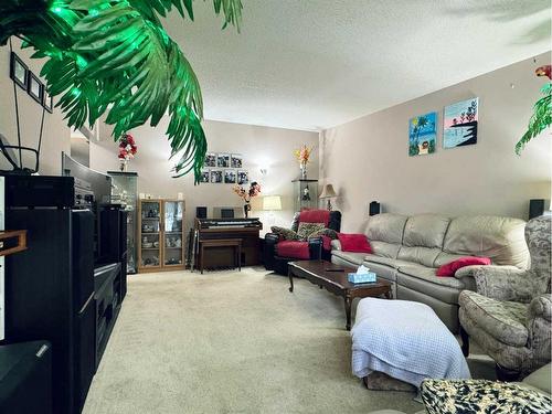 13 Dalhousie Road West, Lethbridge, AB - Indoor Photo Showing Living Room