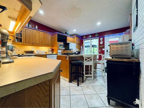 13 Dalhousie Road West, Lethbridge, AB - Indoor Photo Showing Kitchen