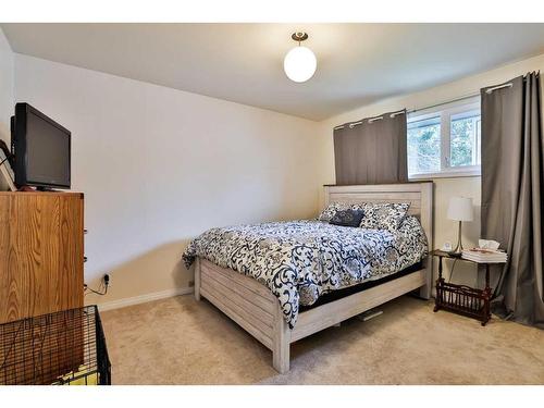 1118 Lakeland Crescent South, Lethbridge, AB - Indoor Photo Showing Bedroom