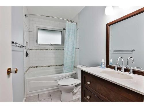 1118 Lakeland Crescent South, Lethbridge, AB - Indoor Photo Showing Bathroom