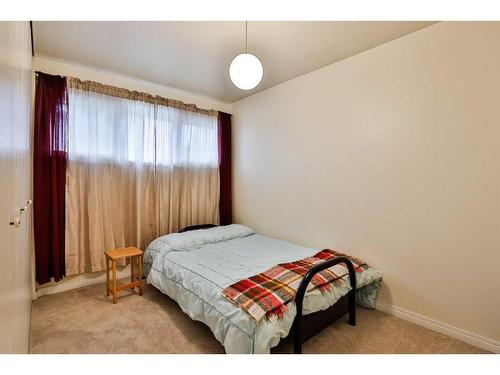 1118 Lakeland Crescent South, Lethbridge, AB - Indoor Photo Showing Bedroom