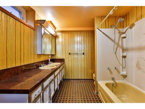 1118 Lakeland Crescent South, Lethbridge, AB - Indoor Photo Showing Bathroom