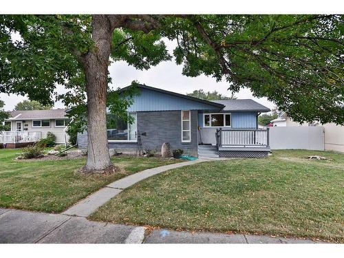 1118 Lakeland Crescent South, Lethbridge, AB - Outdoor