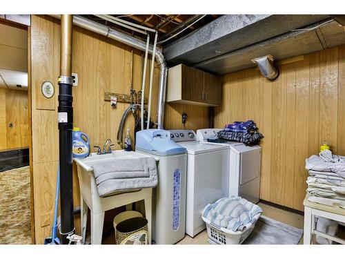 1118 Lakeland Crescent South, Lethbridge, AB - Indoor Photo Showing Laundry Room