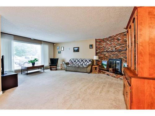 1118 Lakeland Crescent South, Lethbridge, AB - Indoor Photo Showing Living Room With Fireplace