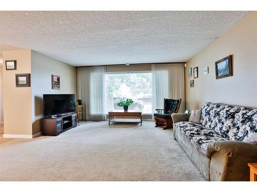 1118 Lakeland Crescent South, Lethbridge, AB - Indoor Photo Showing Living Room