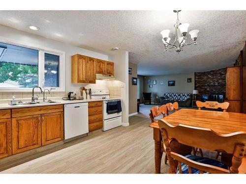 1118 Lakeland Crescent South, Lethbridge, AB - Indoor Photo Showing Kitchen With Double Sink