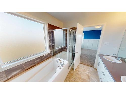 401 Devonia Way West, Lethbridge, AB - Indoor Photo Showing Bathroom