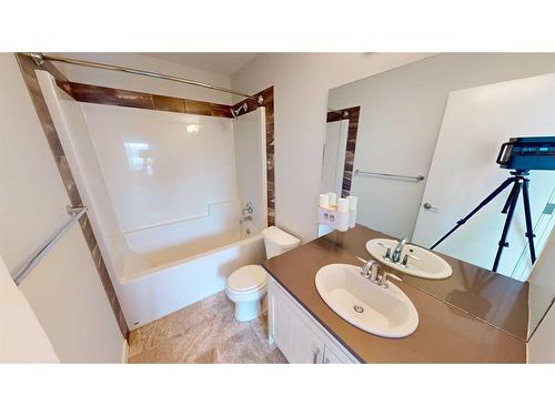 401 Devonia Way West, Lethbridge, AB - Indoor Photo Showing Bathroom