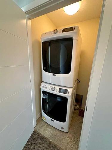 401 Devonia Way West, Lethbridge, AB - Indoor Photo Showing Laundry Room