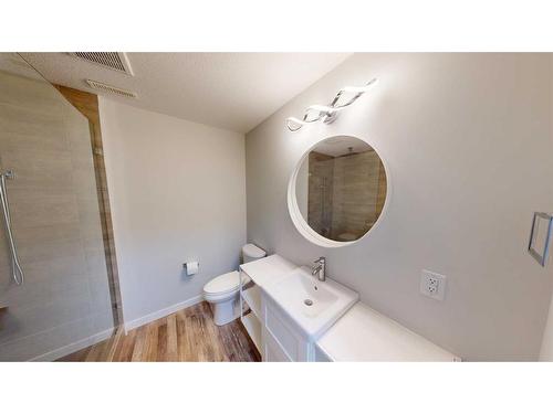 401 Devonia Way West, Lethbridge, AB - Indoor Photo Showing Bathroom