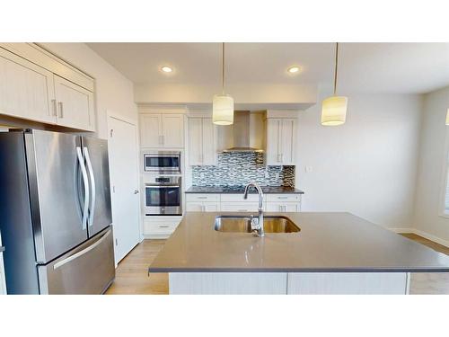 401 Devonia Way West, Lethbridge, AB - Indoor Photo Showing Kitchen With Stainless Steel Kitchen With Upgraded Kitchen