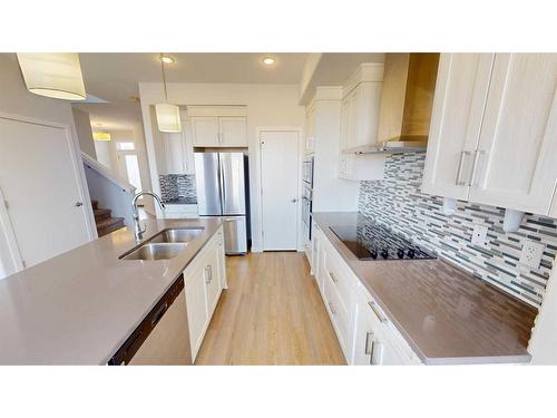 401 Devonia Way West, Lethbridge, AB - Indoor Photo Showing Kitchen With Stainless Steel Kitchen With Double Sink With Upgraded Kitchen