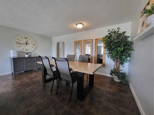 618 7 Street North, Vauxhall, AB - Indoor Photo Showing Dining Room