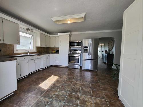 618 7 Street North, Vauxhall, AB - Indoor Photo Showing Kitchen