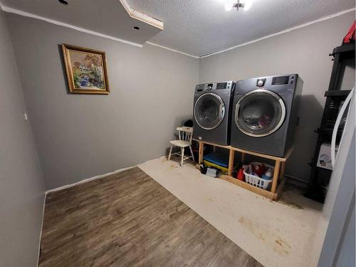 618 7 Street North, Vauxhall, AB - Indoor Photo Showing Laundry Room