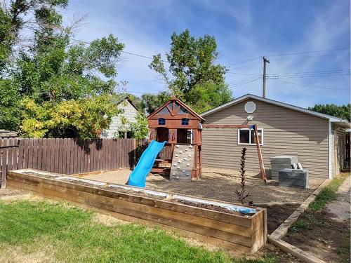 618 7 Street North, Vauxhall, AB - Outdoor With Deck Patio Veranda