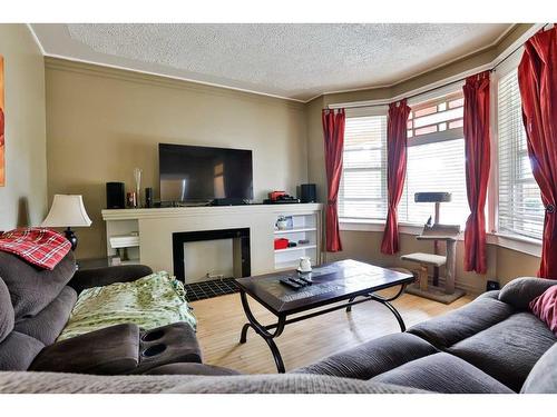 1259 5A Avenue South, Lethbridge, AB - Indoor Photo Showing Living Room