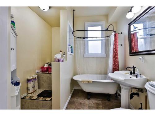 1259 5A Avenue South, Lethbridge, AB - Indoor Photo Showing Bathroom