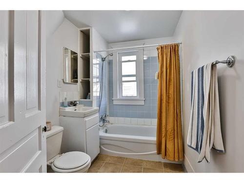 1259 5A Avenue South, Lethbridge, AB - Indoor Photo Showing Bathroom