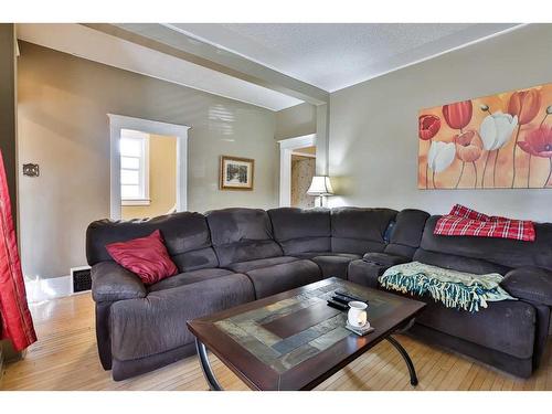 1259 5A Avenue South, Lethbridge, AB - Indoor Photo Showing Living Room