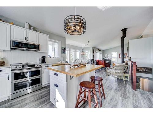 8024 Range Road 30-1, Rural Pincher Creek No. 9, M.D. Of, AB - Indoor Photo Showing Kitchen