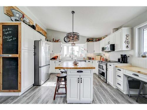 8024 Range Road 30-1, Rural Pincher Creek No. 9, M.D. Of, AB - Indoor Photo Showing Kitchen With Double Sink