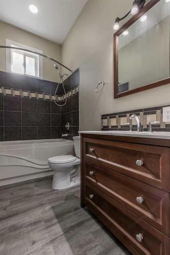 232 3 Avenue E, Bow Island, AB - Indoor Photo Showing Bathroom