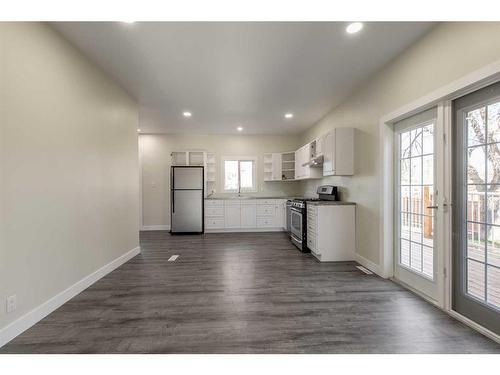 232 3 Avenue E, Bow Island, AB - Indoor Photo Showing Kitchen