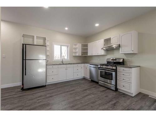 232 3 Avenue E, Bow Island, AB - Indoor Photo Showing Kitchen