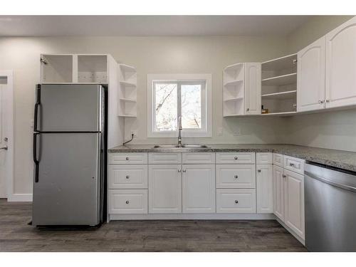 232 3 Avenue E, Bow Island, AB - Indoor Photo Showing Kitchen With Double Sink