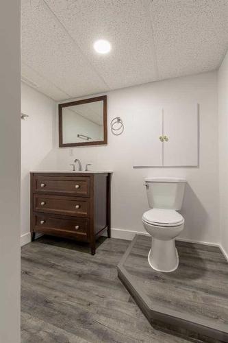 232 3 Avenue E, Bow Island, AB - Indoor Photo Showing Bathroom