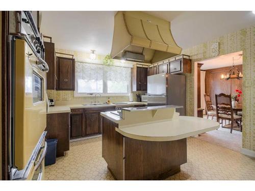 2808 South Parkside Drive South, Lethbridge, AB - Indoor Photo Showing Kitchen