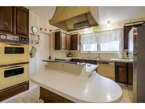 2808 South Parkside Drive South, Lethbridge, AB - Indoor Photo Showing Kitchen