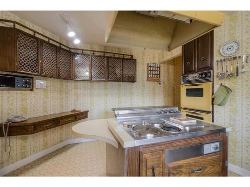 2808 South Parkside Drive South, Lethbridge, AB - Indoor Photo Showing Kitchen