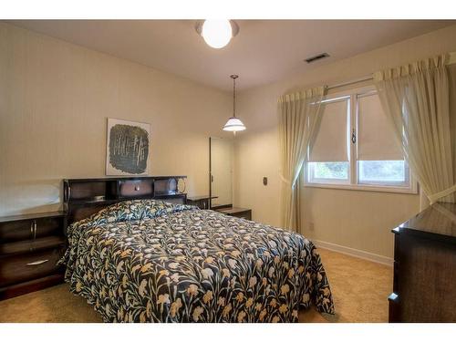 2808 South Parkside Drive South, Lethbridge, AB - Indoor Photo Showing Bedroom